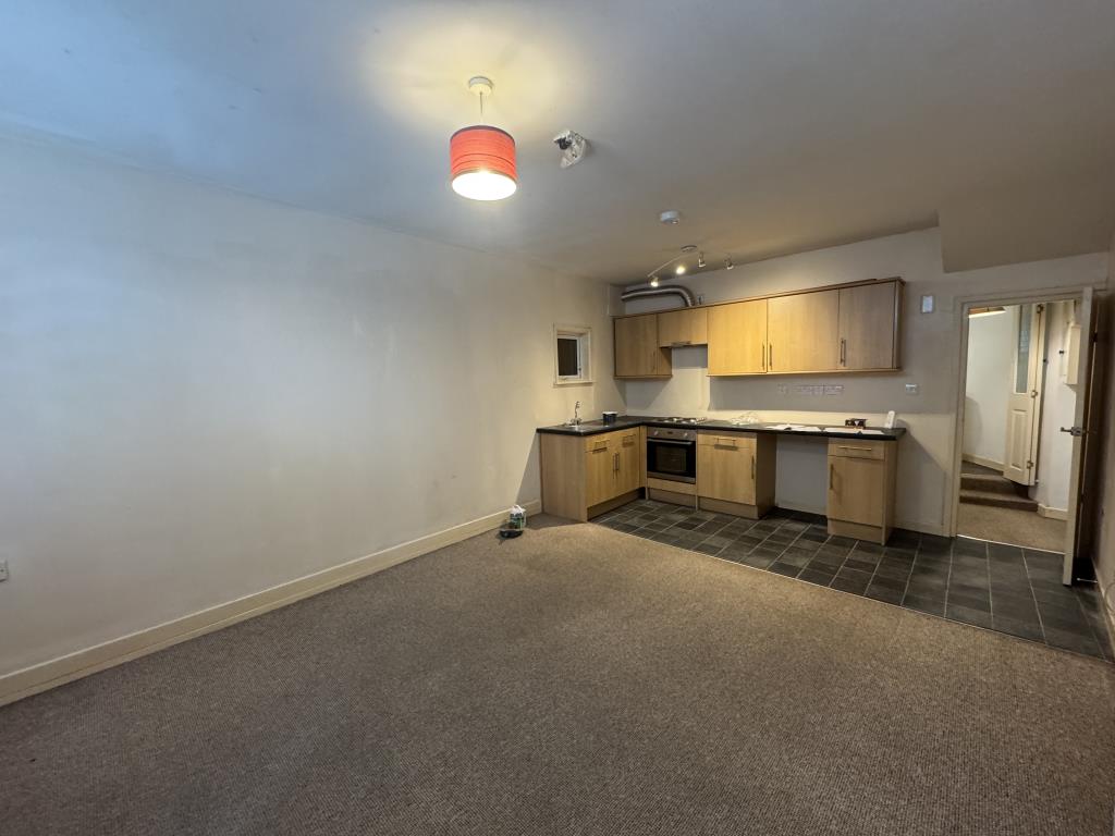 Lot: 140 - PROPERTY ARRANGED AS TWO FLATS - Studio flat